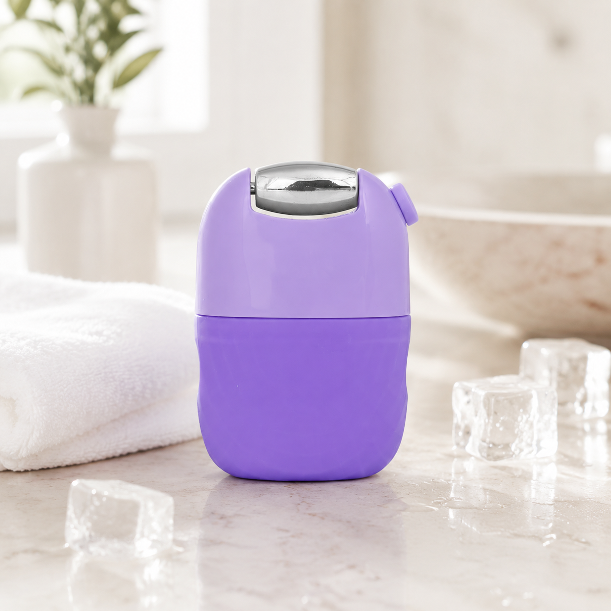 Rodillo facial de hielo reutilizable morado sobre tocador con hielo y toalla